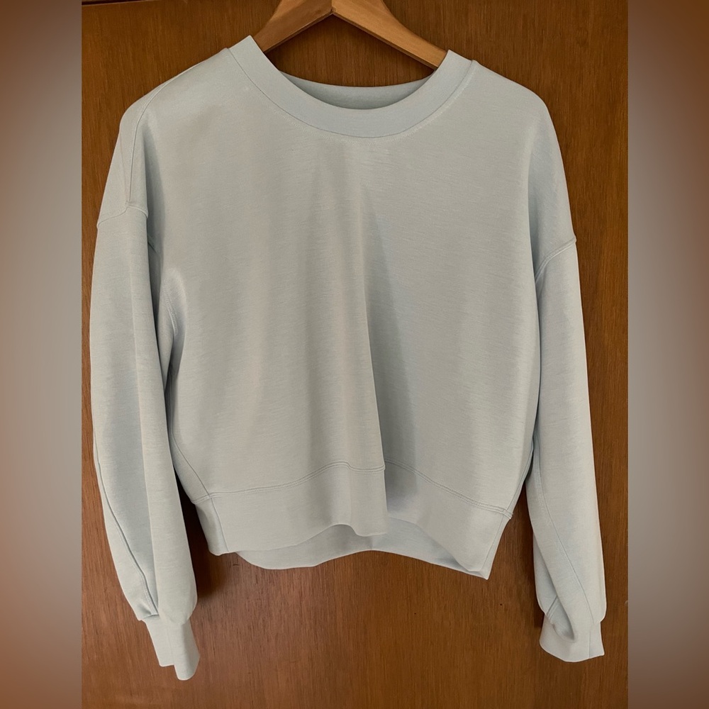 Lululemon great condition Perfectly Oversized Crop Crew Size 6, very light blue